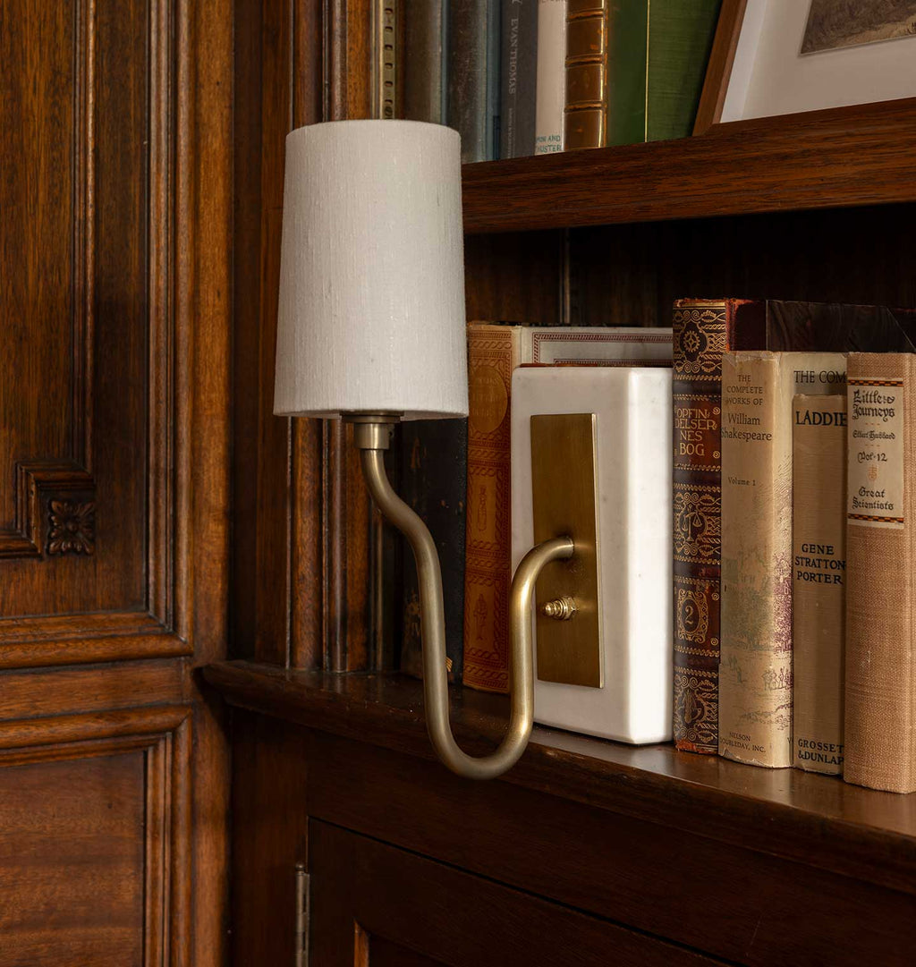 Calla Bookshelf Lamp White