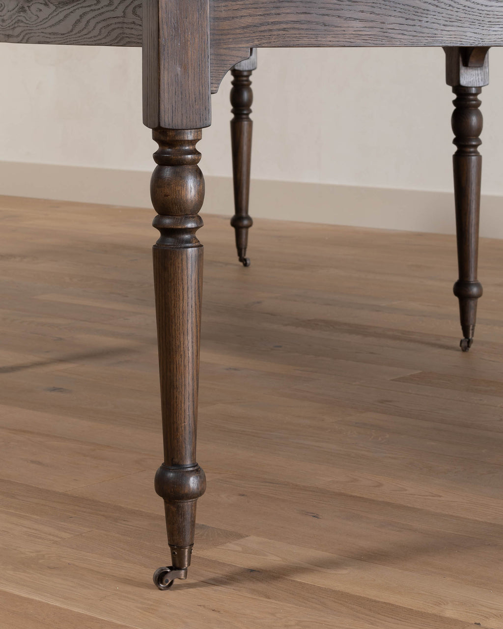 Lavi Dining Table